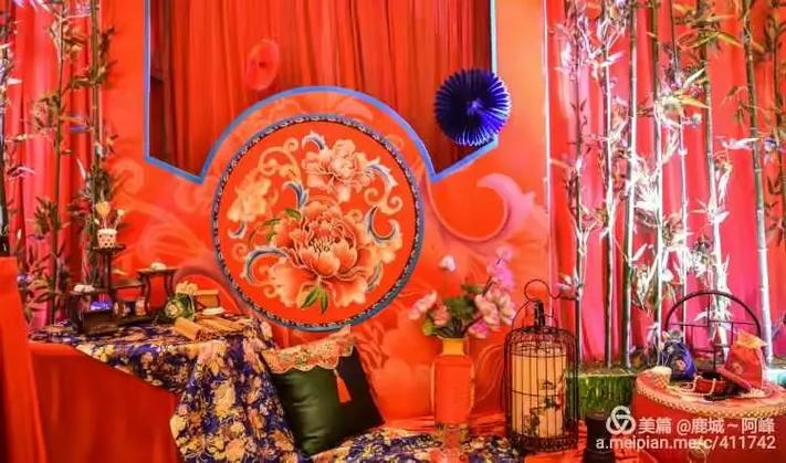 张灯结彩结良缘,夫妻对拜百年好.愿新人携手迈向幸福地 ,同心步入温柔